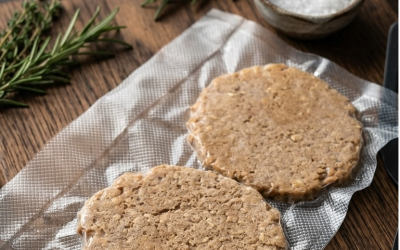 Cómo cocinar tu hamburguesa smash vegana congelada y empacada al vacío